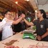 Wakil Wali Kota Cimahi, Adhitia Yudhistira saat Sidak di Pasar Antri Kota Cimahi. (Mong / Jabar Ekspres)
