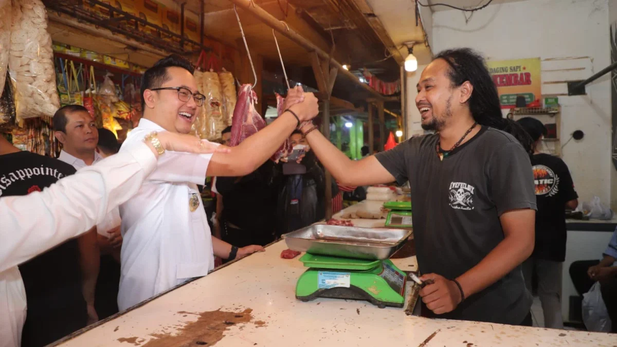 Tak Ada Inflasi Jelang Iduladha, Cimahi Justru Alami Deflasi! Wakil Wali Kota Cimahi, Adhitia Yudhistira saat Sidak di Pasar Antri Kota Cimahi. (Mong / Jabar Ekspres)