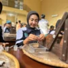 Salah satu peserta pelatihan keterampilan sedang belajar melinting tembakau di area pelatihan tenaga kerja di Aula Kelurahan Pataruman Kota Banjar, Kamis (5/6/2025). (Cecep Herdi/Jabar Ekspres)