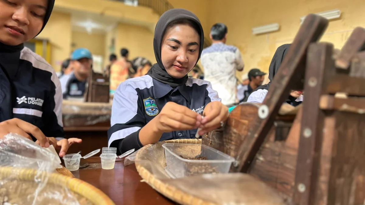 Salah satu peserta pelatihan keterampilan sedang belajar melinting tembakau di area pelatihan tenaga kerja di Aula Kelurahan Pataruman Kota Banjar, Kamis (5/6/2025). (Cecep Herdi/Jabar Ekspres)