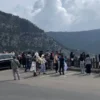 Wisatawan menikmati panorama kawah Gunung Tangkuban Parahu di tengah peningkatan aktivitas vulkanik. Dok Jabar Ekspres/Suwitno
