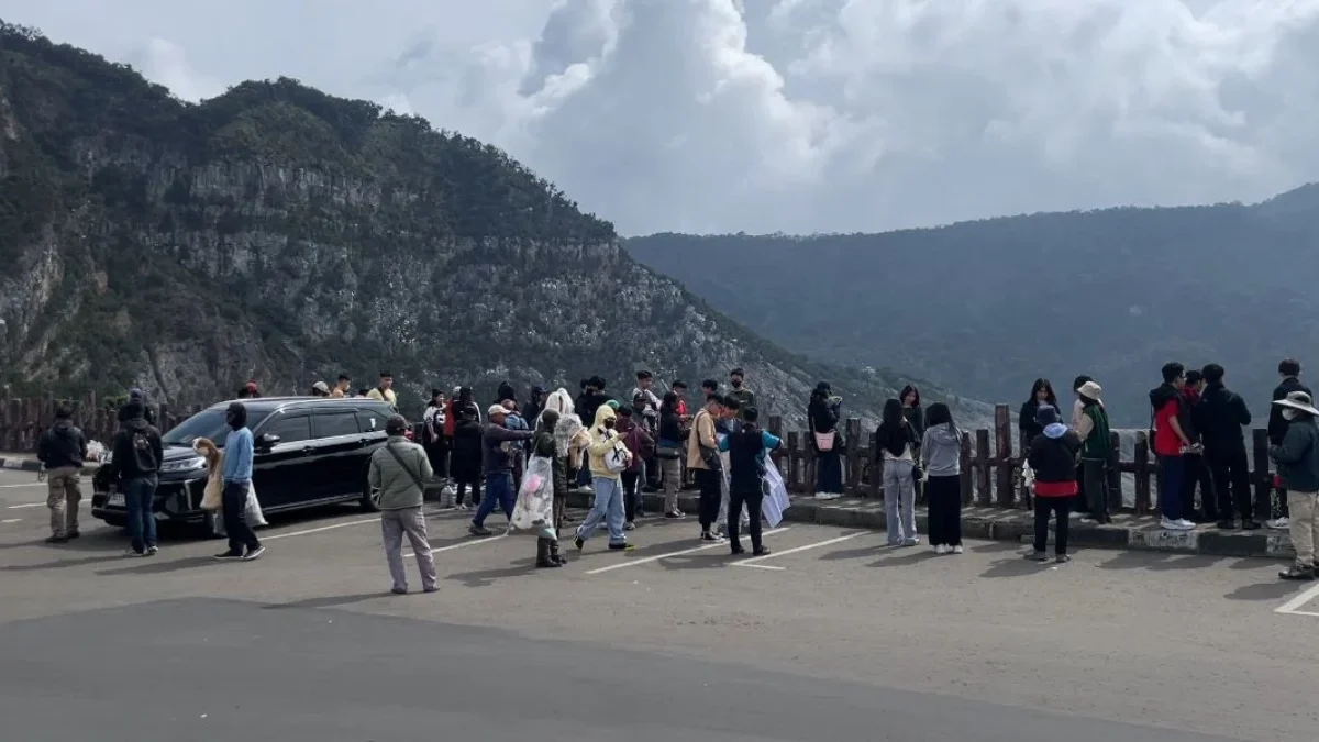 Wisatawan menikmati panorama kawah Gunung Tangkuban Parahu di tengah peningkatan aktivitas vulkanik. Dok Jabar Ekspres/Suwitno