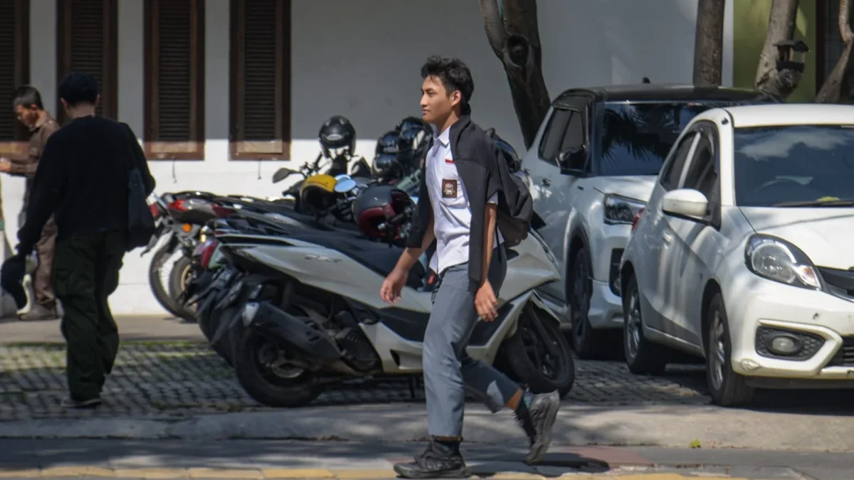 Wacana Masuk Sekolah Pukul 06.30 WIB Masih Dikaji, Jam Malam Anak Diperketat Ilustrasi: Seorang pelajar pulang sekolah beberapa waktu lalu. Foto: Dimas Rachmatsyah / Jabar Ekspres