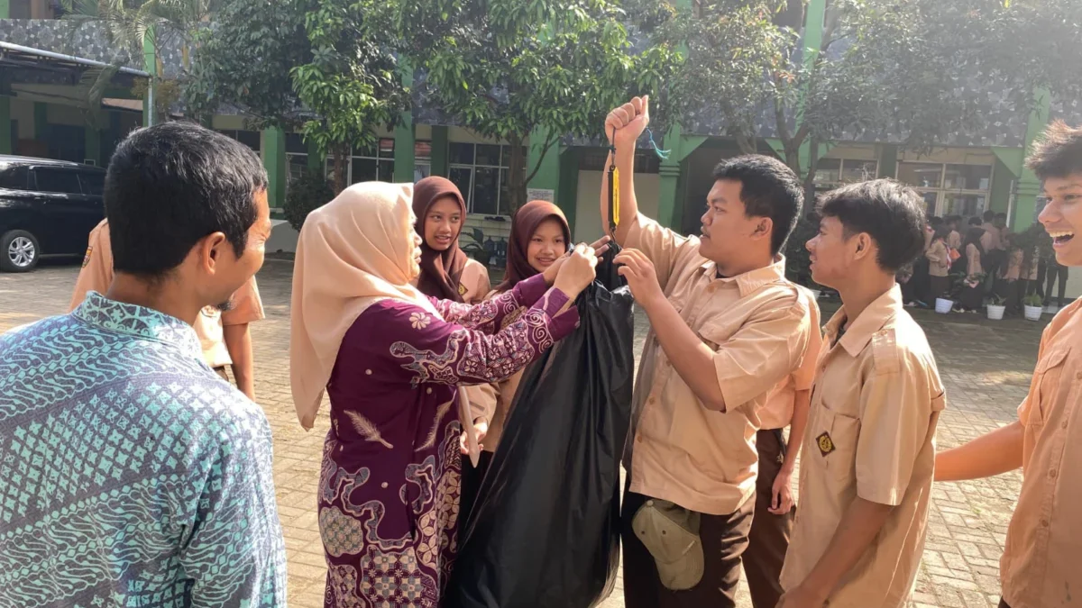 Senangnya Belajar Pilah Sampah: Cerita Anak-anak MAN Kota Cimahi di Hari Lingkungan Hidup Keseruan Siswa-Siswi dalam Memperingati Hari Lingkungan Hidup Sedunia di sekolah. (Mong / Jabar Ekspres)