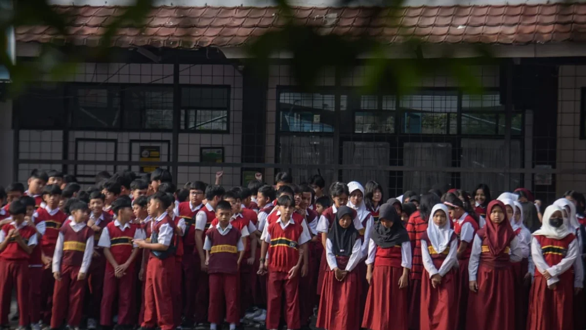 Sekolah Gratis di Ujung Harapan: Mimpi Anak Bandung dalam Mengenyam Pendidikan Ilustrasi: Siswa SD di Kota Bandung saat melakukan upacara beberapa waktu lalu. Foto: Dimas Rachmatsyah / Jabar Ekspres