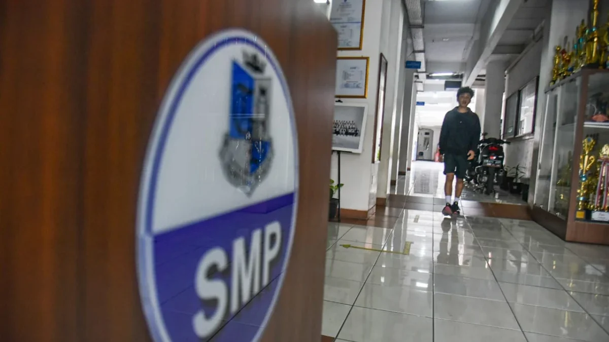 Seorang anak berjalan di dalam gedung SMP Taruna Bakti di Jalan LLRE Martadinata, Kota Bandung, Senin (9/6). Foto: Dimas Rachmatsyah / Jabar Ekspes