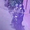 Ist. Tangkap layar rekaman cctv Pelaku curanmor saat beraksi di wilayah Batununggal, Kota Bandung, Senin, (9/6).