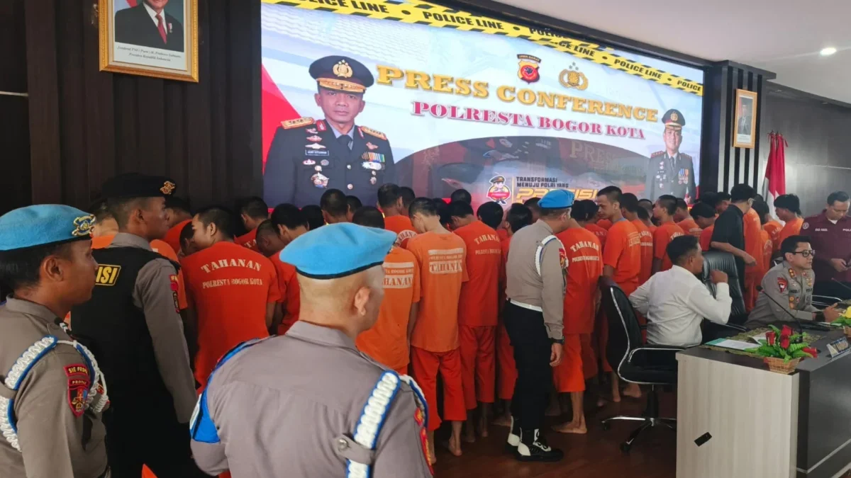 Polresta Bogor Kota saat mengekspose puluhan tersangka kasus peredaran narkotika dan miras ilegal, di Mapolresta Bogor Kota, Senin (9/6). (Yudha Prananda / Jabar Ekspres)