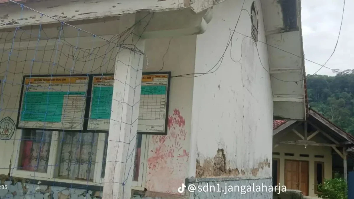 SDN 1 Jangalaharja 72 Tahun Berdiri, Fasilitas Rusak dan Minim Perhatian Kondisi bangunan SD Negeri 1 Jangalaharja di Dusun Sukajadi, Kecamatan Rancah, Kabupaten Ciamis, sudah banyak yang rusak. Sekolah ini dibangun sejak 1953. (Cecep Herdi/Jabar Ekspres)