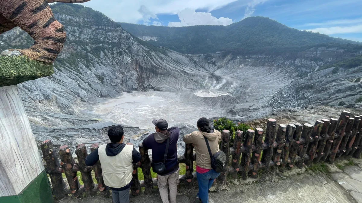 Wisatawan menikmati panorama kawah Gunung Tangkuban Parahu di tengah peningkatan aktivitas vulkanik. Dok Jabar Ekspres/Suwitno
