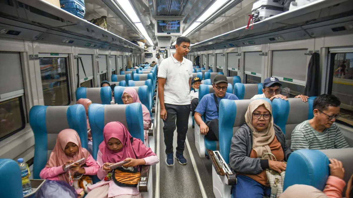 Penumpang berjalan di dalam gerbong Kereta Api Argo Parahyangan di Stasiun Bandung, Senin (9/6). Foto: Dimas Rachmatsyah / Jabar Ekspres