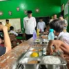 Wali Kota Banjar Sudarsono menyaksikan penyaluran Makanan Bergizi Gratis (MBG) di SDN 4 Mekarasi, Kota Banjar, Senin (10/6/2025). (Cecep Herdi/Jabar Ekspres)