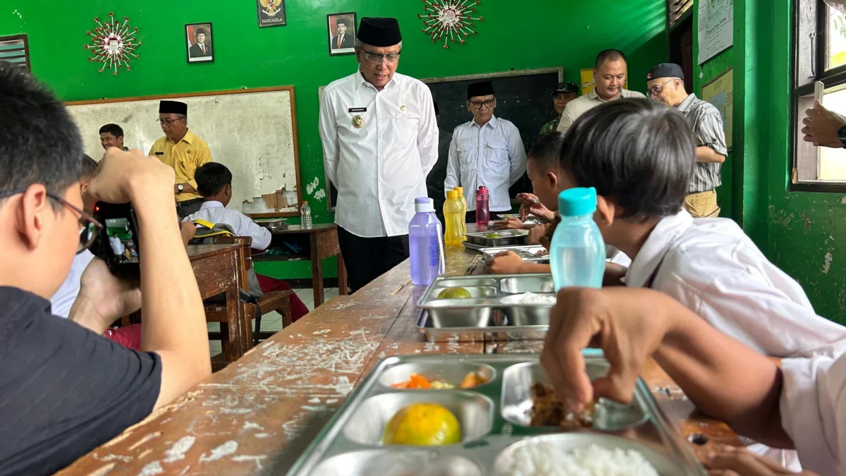 Dukung Persiapkan Generasi Emas, Sudarsono Tinjau Langsung Pemberian MBG pada 3.150 Siswa di Kota Banjar Wali Kota Banjar Sudarsono menyaksikan penyaluran Makanan Bergizi Gratis (MBG) di SDN 4 Mekarasi, Kota Banjar, Senin (10/6/2025). (Cecep Herdi/Jabar Ekspres)