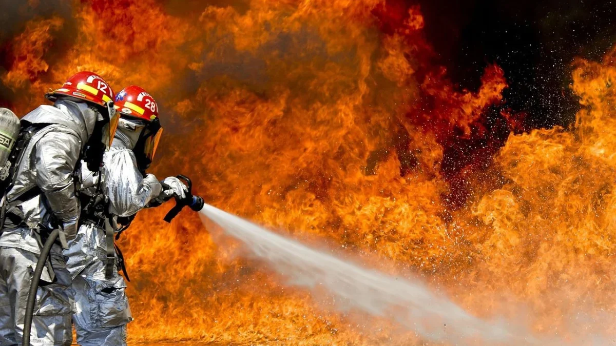 Gara-gara Bakar Sampah, Bengkel di Bandung Barat Ludes Terbakar! Ilustrasi: petugas Damkar tengah memadamkan api. Dok Pixabay