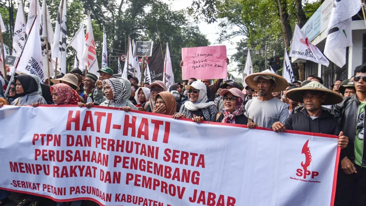 Soroti Krisis Lingkungan di Jabar, Koalisi Gerakan Rakyat Sabumi Geruduk Gedung Sate Ratusan massa melakukan aksi memperingati Hari Lingkungan Hidup Sedunia di depan Gedung Sate, Kota Bandung, Selasa (10/6). Foto: Dimas Rachmatsyah / Jabar Ekspres