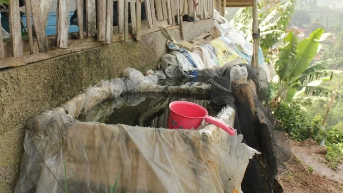 Sebuah jamban darurat di Kampung Cikawari Desa Mekarmanik Kec. Cimenyan Kab. Bandung / Foto: Odesa Indonesia