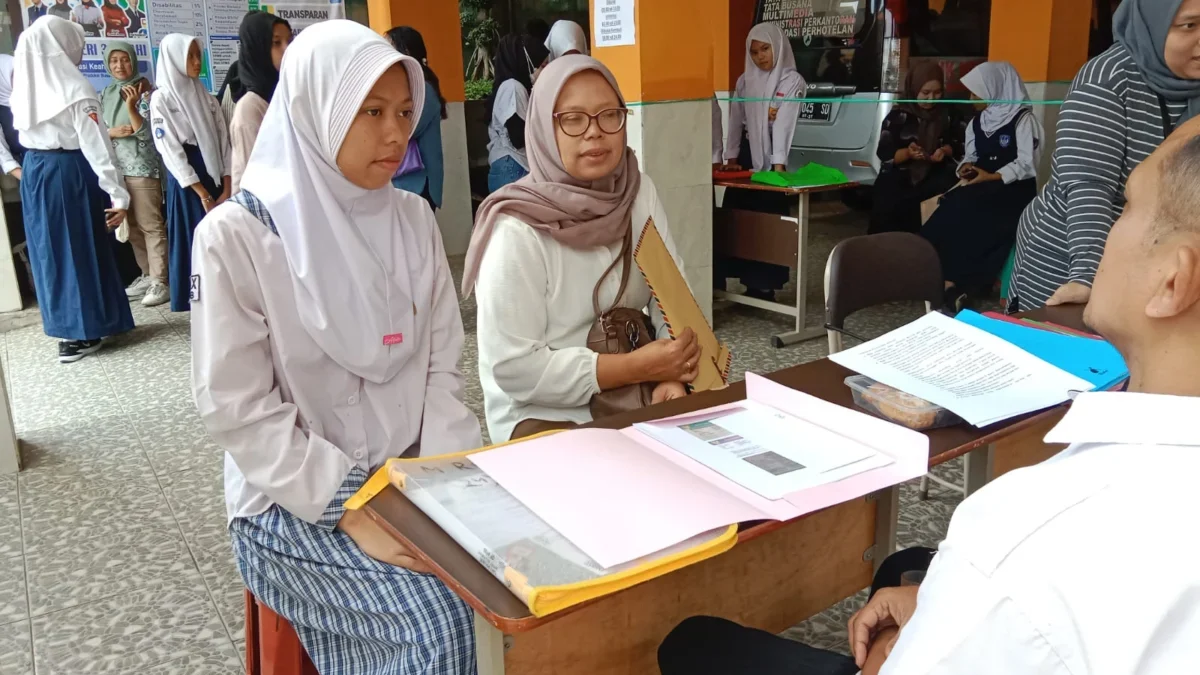 Salah Seorang Siswa Pendaftar SPMB di SMKN 3 Kota Cimahi. (Mong / Jabar Ekspres)