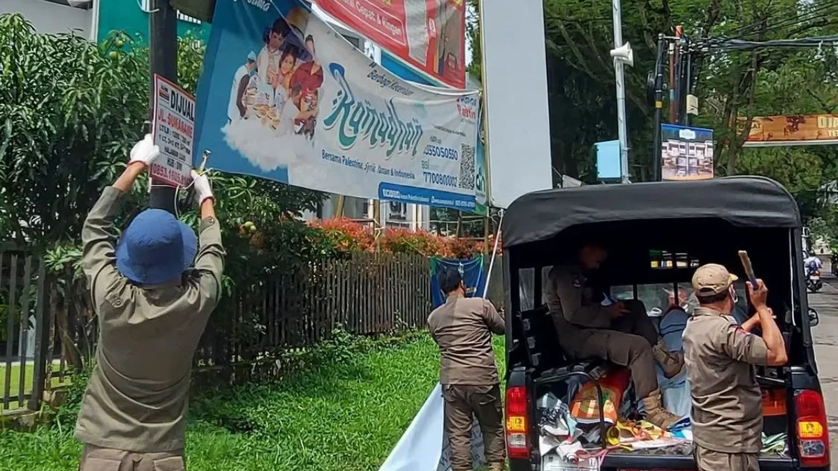 Masih Marak, Satpol PP Bandung Barat Bongkar 600 Baliho Ilegal di Padalarang dan Lembang Petugas Satpol PP KBB saat menertibkan ratusan baliho ilegal di kawasan Padalarang. Dok Satpol PP KBB