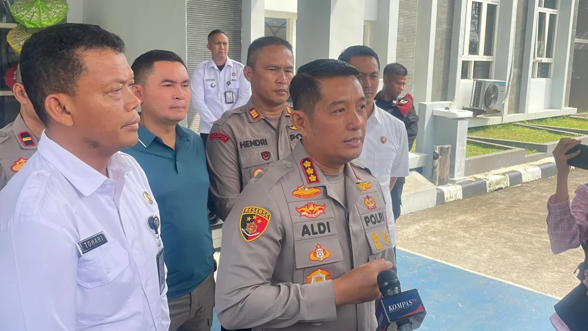 Kapolresta Bandung Kombes Pol Aldi Subartono bersama Kalapas Narkotika Kelas IIA Bandung, Tohari saat ditemui awak media, Rabu (11/6/2025). Foto Agi / Jabar Ekspres