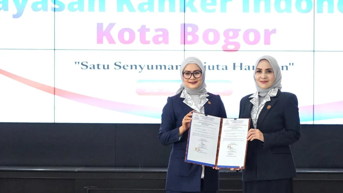 Ketua Yayasan Kanker Indonesia (YKI) Kota Bogor, Yantie Rachim (Kanan). (Yudha Prananda / Jabar Ekspres)