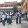 Sejumlah siswa beraktivitas di lingkungan SMKN 3 Cimahi. (Mong / Jabar Ekspres)