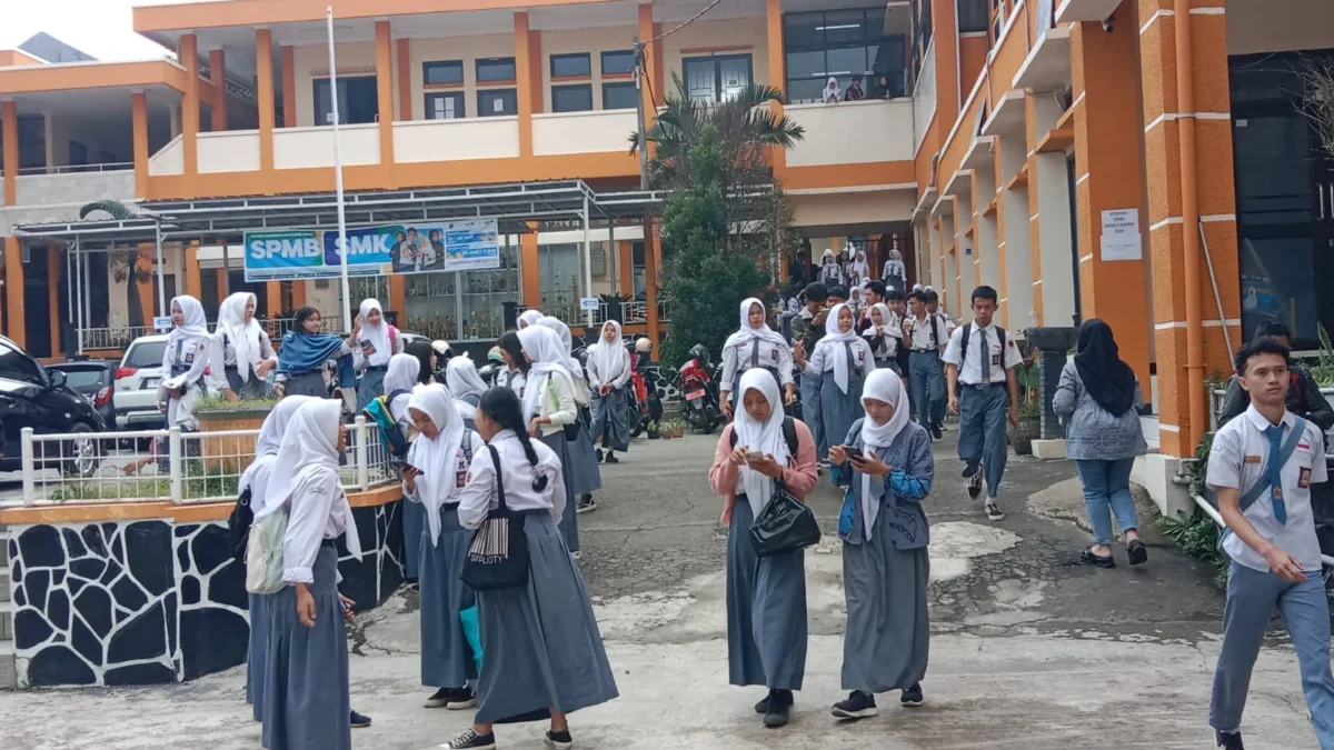 Sejumlah siswa beraktivitas di lingkungan SMKN 3 Cimahi. (Mong / Jabar Ekspres)