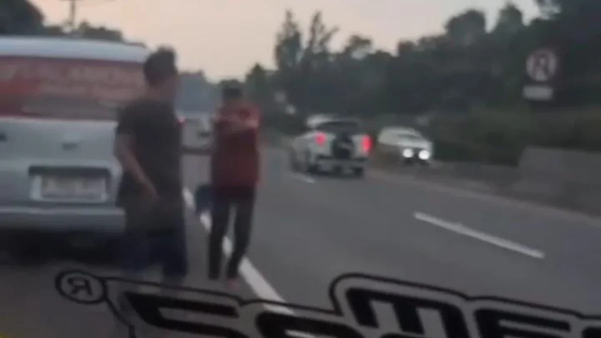 Acungkan Benda Mirip Senpi di Tol Cipularang, Pria asal Depok Diringkus Polisi! Ist. Tangkap layar video viral seorang pria saat mengacungkan benda mirip senpi kepada pengendara lain di Tol Cipularang. Dok istimewa