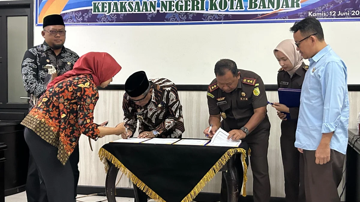 Pemkot Banjar dengan Kejaksaan Negeri Kota Banjar menggelar perpanjangan Kesepakatan Bersama (MoU) sekaligus Focus Group Discussion (FGD) di aula Gunungsangkur Setda Kota Banjar, Kamis (12/6/2025). (Cecep Herdi/Jabar Ekspres)