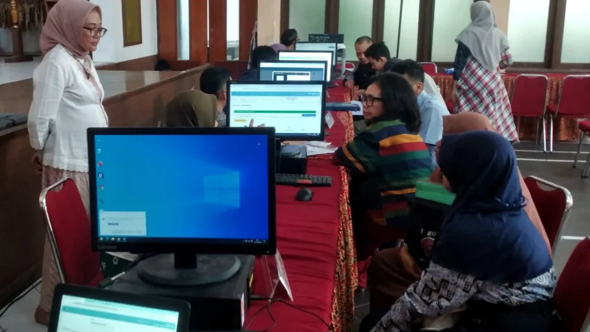 Masyarakat saat mendaftarkan anaknya di SPMB SMAN 1 Kota Bandung.