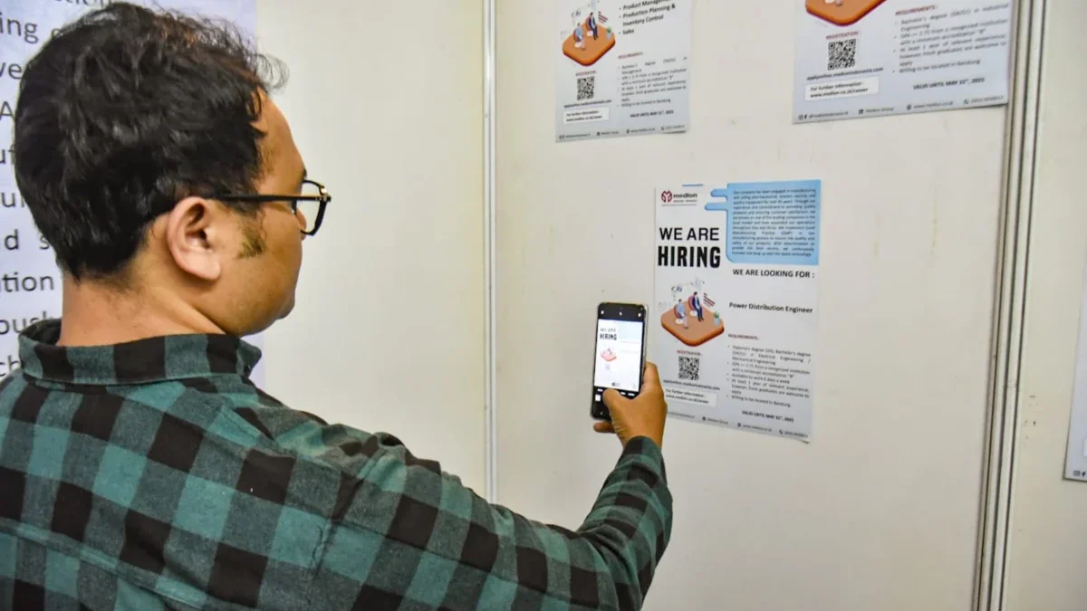 Gelar Job Fair, Pemkot Bandung Sediakan 2.588 Lowongan Kerja! Ilustrasi: Warga pencari lowongan kerja di Bandung beberapa waktu lalu. Foto: Dimas Rachmatsyah / Jabar Ekspres