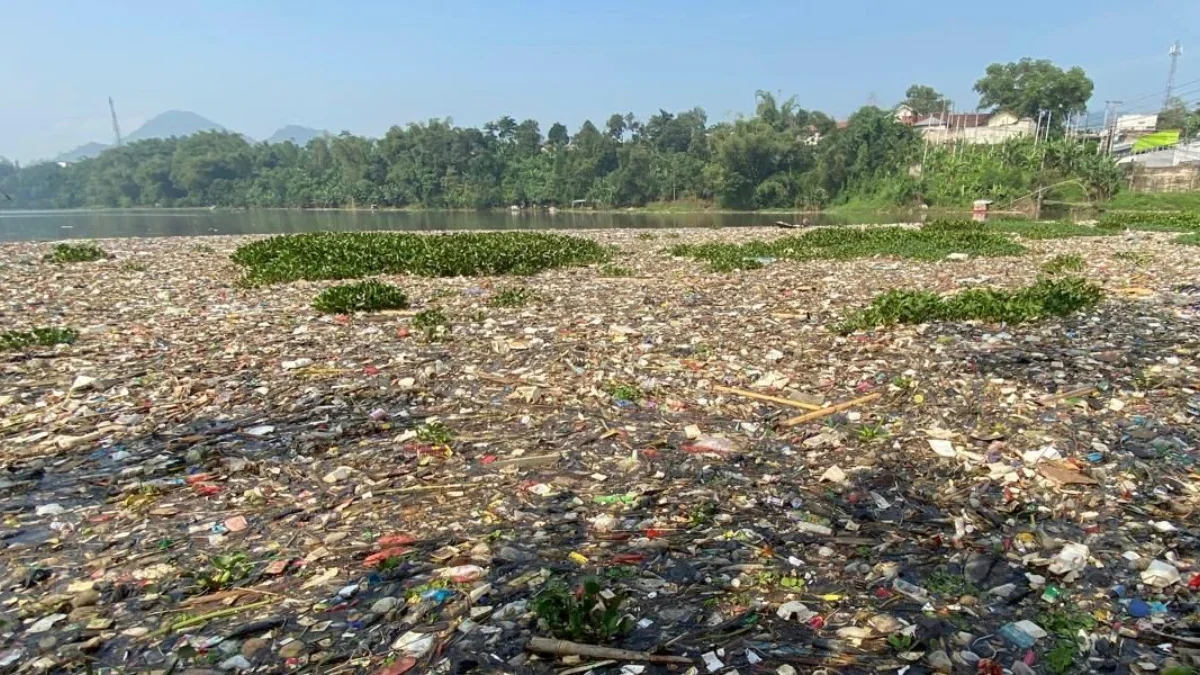 Kondisi Sungai Citarum di Jembatan BBS Batujajar, Bandung Barat. Kamis (12/6). Dok Jabar Ekspres/Suwitno