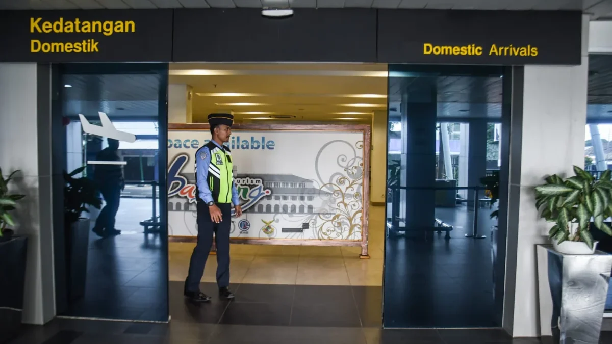 Ilustrasi: Petugas AVSEC berjaga di pintu kedatangan domestik Bandara Husein Sastranegara Bandung beberapa waktu lalu. Foto: Dimas Rachmatsyah / Jabar Ekspres