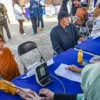 Sejumlah lansia menjalani pemeriksaan kesehatan pada peringatan Hari Lanjut Usia Nasional ke-29 di Kantor Dinas Sosial, Kota Bandung, Kamis (12/6). Foto: Dimas Rachmatsyah / Jabar Ekspres