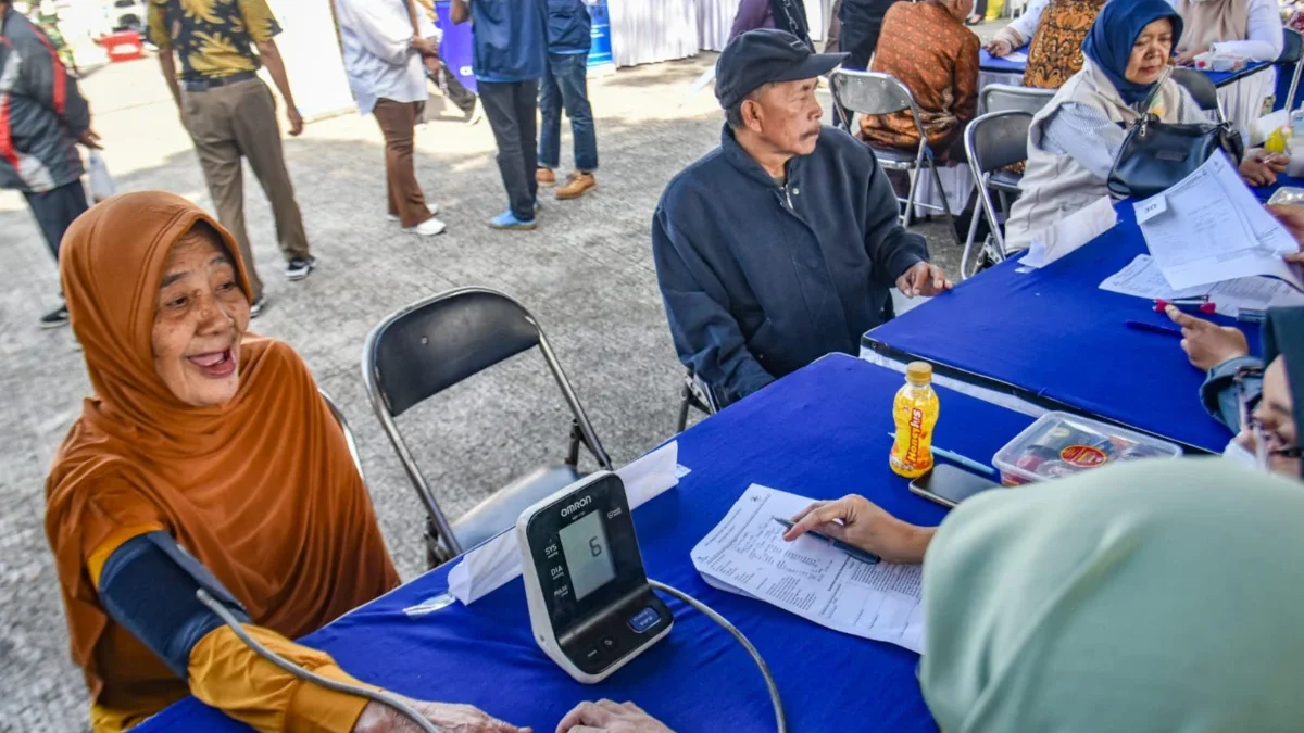 Sejumlah lansia menjalani pemeriksaan kesehatan pada peringatan Hari Lanjut Usia Nasional ke-29 di Kantor Dinas Sosial, Kota Bandung, Kamis (12/6). Foto: Dimas Rachmatsyah / Jabar Ekspres
