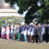 Siswa SD dan SMP saat mengikuti upacara Hardiknas di Lapang Mekarsari, Pemkab Bandung Barat. Dok Jabar Ekspres/Suwitno