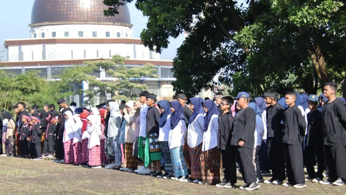 Siswa SD dan SMP saat mengikuti upacara Hardiknas di Lapang Mekarsari, Pemkab Bandung Barat. Dok Jabar Ekspres/Suwitno