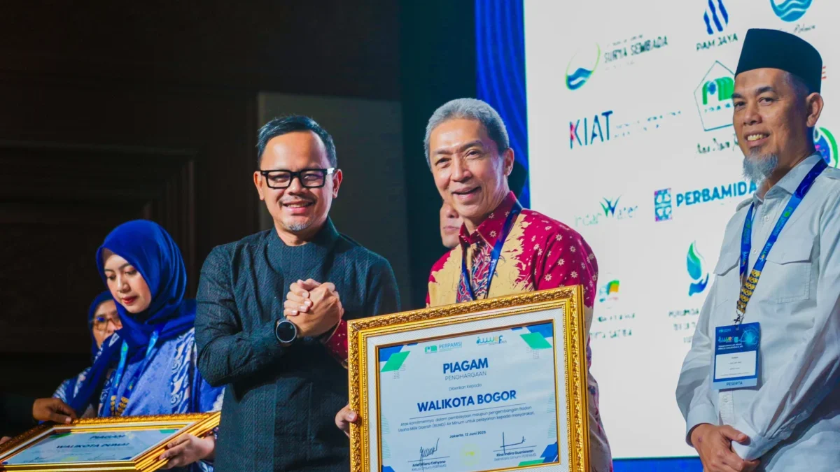 Wujudkan Inovasi di Sektor Air Baku, Dedie Rachim Terima Penghargaan dari PERPAMSI Wali Kota Bogor, Dedie A. Rachim secara simbolis menerima penghargaan dari Perpamsi, Kamis (12/6). (Yudha Prananda / Istimewa)
