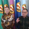 EVP & Chief of People and Business Ecosystem Development ParagonCorp, Miftahuddin Amin (kanan) bersama Rektor Unpad, Prof Arief S. Kartasasmita (kiri) saat ditemui Jabar Ekspres di Gedung Rektorat Kampus Unpad, Jatinangor pada Jumat (13/6). (Yanuar/Jabar Ekspres)