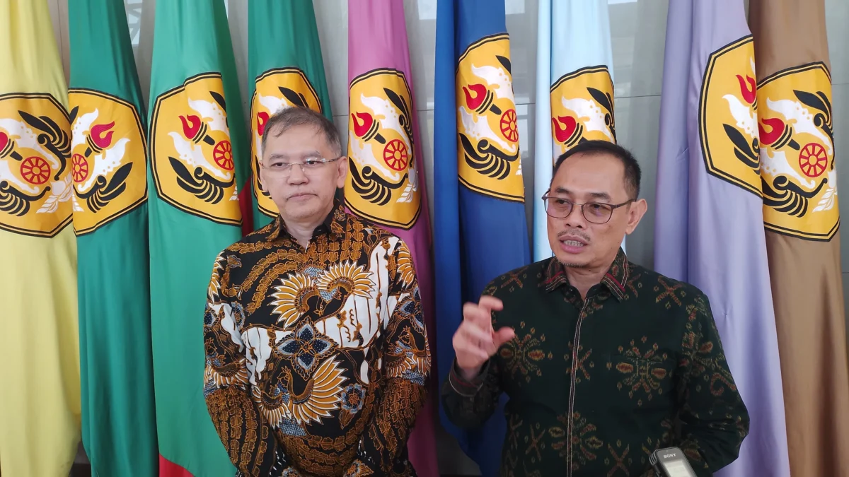 Kolaborasi Perguruan Tinggi dengan Industri, Unpad dan ParagonCorp Dorong Pengembangan Pendidikan EVP & Chief of People and Business Ecosystem Development ParagonCorp, Miftahuddin Amin (kanan) bersama Rektor Unpad, Prof Arief S. Kartasasmita (kiri) saat ditemui Jabar Ekspres di Gedung Rektorat Kampus Unpad, Jatinangor pada Jumat (13/6). (Yanuar/Jabar Ekspres)