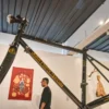 Pengunjung melihat karya pada pameran bertajuk Saya Bersepeda Maka Saya Bike-Bike di Galeri Orbital Dago, Kota Bandung, Sabtu (14/6). Foto: Dimas Rachmatsyah / Jabar Ekspres