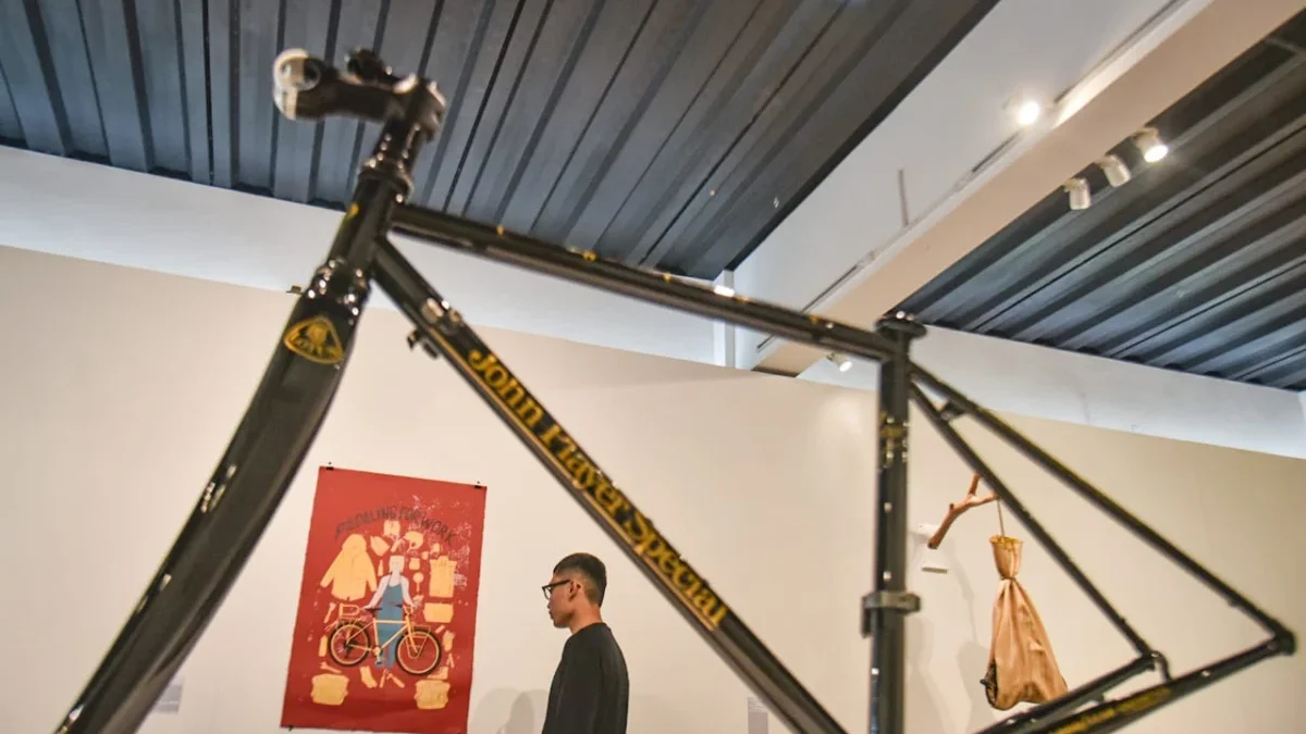 Pengunjung melihat karya pada pameran bertajuk Saya Bersepeda Maka Saya Bike-Bike di Galeri Orbital Dago, Kota Bandung, Sabtu (14/6). Foto: Dimas Rachmatsyah / Jabar Ekspres