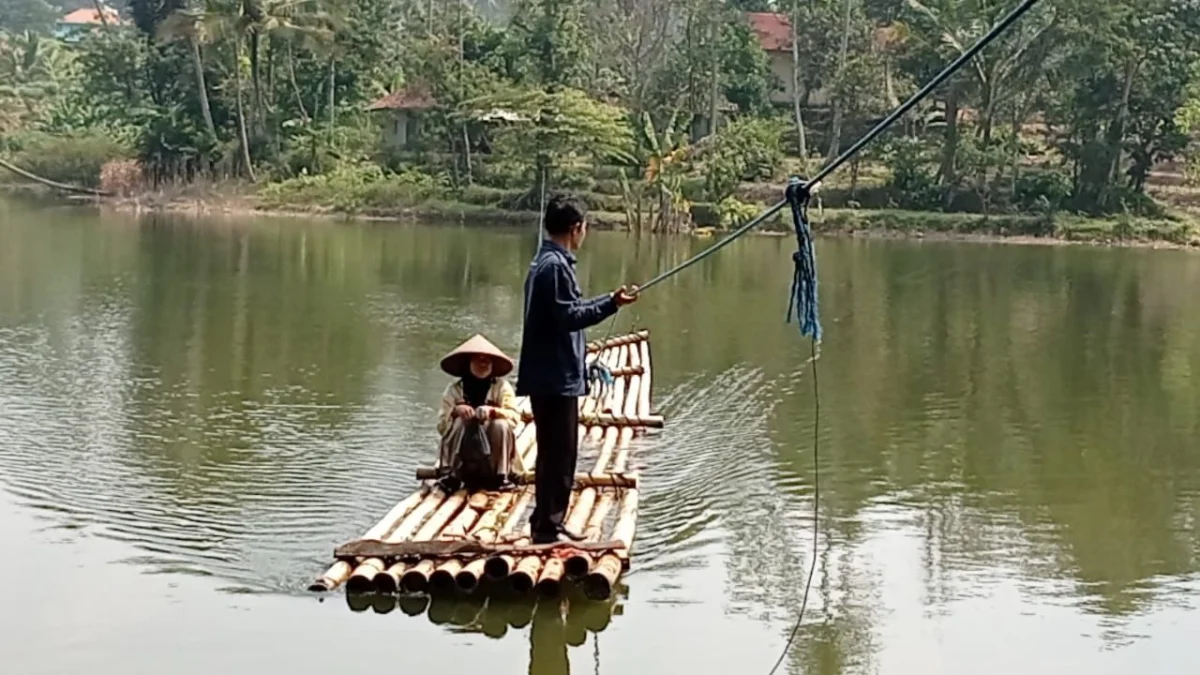 Masyarakat Desa Karanganyar, Kecamatan Cililin, Bandung Barat menyeberangi Waduk Saguling menggunakan rakit. Dok Jabar Ekspres/Suwitno