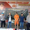 Tertunduk dan diborgol, Dirut BUMD PT PMgS, Deden Robby Firman digelandang polisi usai ditetapkan sebagai tersangka kasus cek kosong senilai Rp659 juta dalam proyek pengadaan ayam beku. Dok Jabar Ekspres/Mong