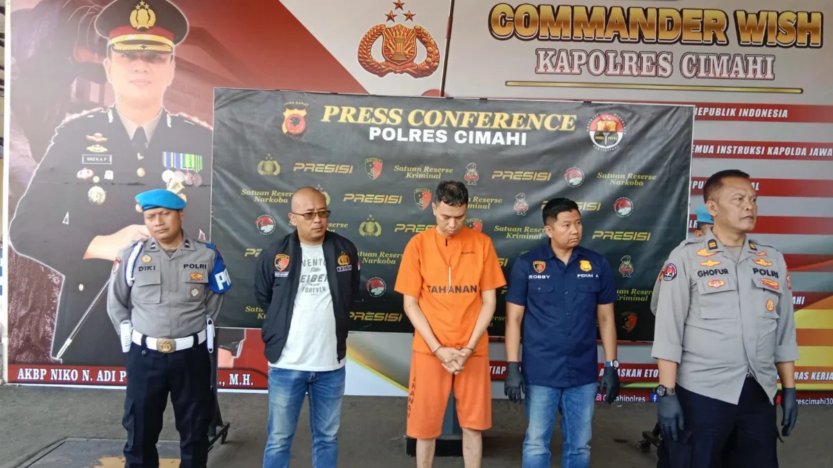 Dirut BUMD KBB Jadi Tersangka Kasus Cek Kosong, Jeje: Pemerintah Tak Akan Beri Bantuan Hukum Tertunduk dan diborgol, Dirut BUMD PT PMgS, Deden Robby Firman digelandang polisi usai ditetapkan sebagai tersangka kasus cek kosong senilai Rp659 juta dalam proyek pengadaan ayam beku. Dok Jabar Ekspres/Mong