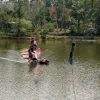Masyarakat Desa Karanganyar, Kecamatan Cililin, Bandung Barat menyeberangi Waduk Saguling menggunakan rakit. Dok Jabar Ekspres/Suwitno