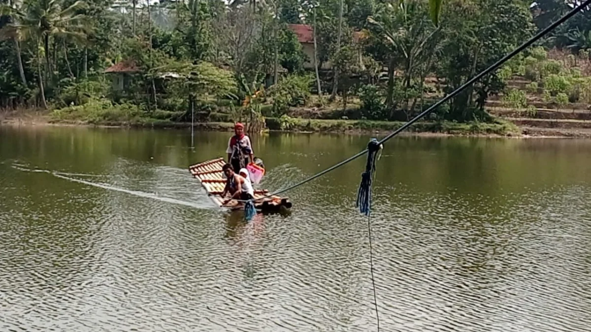 Masyarakat Desa Karanganyar, Kecamatan Cililin, Bandung Barat menyeberangi Waduk Saguling menggunakan rakit. Dok Jabar Ekspres/Suwitno