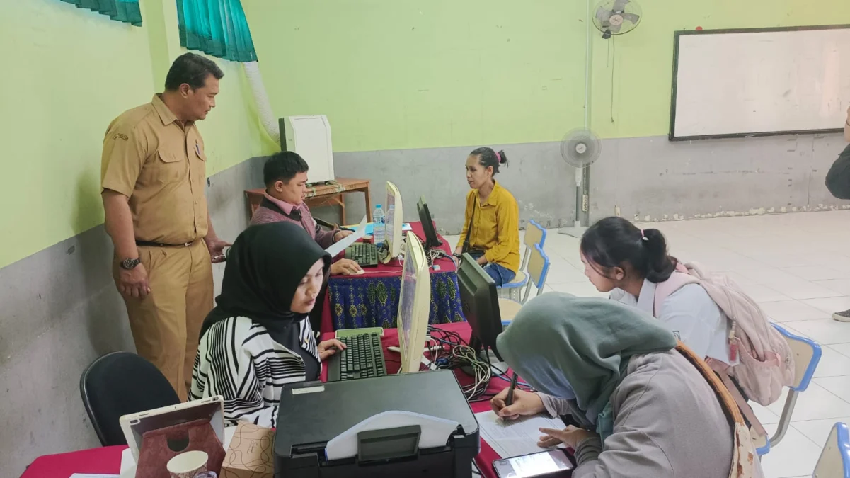 Suasana pendaftar dan verifikasi SPMB tahap satu di SMAN 7 Bandung, Senin, 16 Juni 2025.