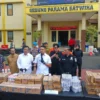 Kasat Reskrim Polresta Bogor Kota, AKP Aji Riznaldi Nugroho bersama jajaran dan Kepala Balai POM Bogor, Jaffeta Pradeko Putra saat Konferensi Pers, Selasa (17/6). (Yudha Prananda / Jabar Ekspres)