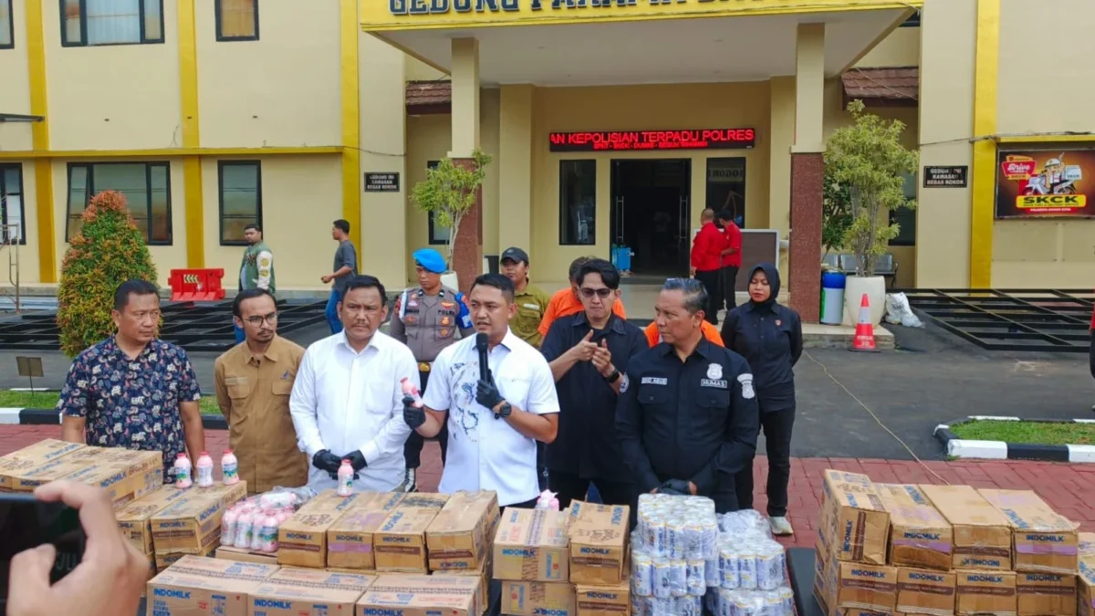 Waspada! Marak Peredaran Susu Kemasan Kedaluwarsa, Polresta Bogor Bongkar Sindikat Pemasok Kasat Reskrim Polresta Bogor Kota, AKP Aji Riznaldi Nugroho bersama jajaran dan Kepala Balai POM Bogor, Jaffeta Pradeko Putra saat Konferensi Pers, Selasa (17/6). (Yudha Prananda / Jabar Ekspres)