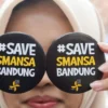 Ist. Seorang siswi menunjukan pin bertuliskan #SAVESMANSABANDUNG di halaman sekolah SMA Negeri 1, Kota Bandung, Senin (21/4). Foto: Dimas Rachmatsyah / Jabar Ekspres